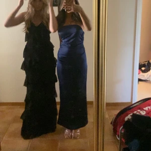 Lång vålangklänning - Superfin lång klänning med volang och liten slits på sidan!! 