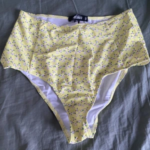 Bikini underdel high waisted  - High waisted bikini bottom missguided  Helt oanvänd (prislapp finns!) Storlek : 40 