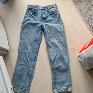Ljusa jeans - Jeans från stradivarius.