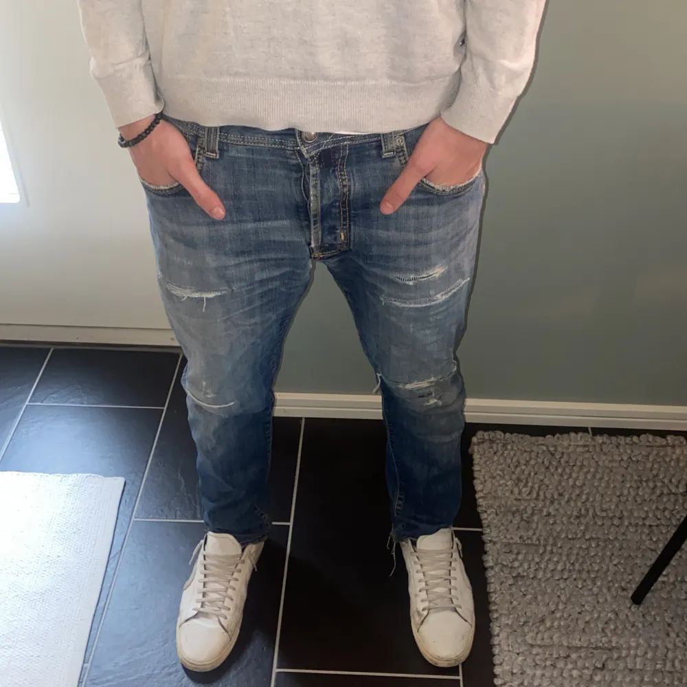 Jacob Cohen jeans med slitningar! Modellen är 182 70kg Skick 7/10. Jeans & Byxor.