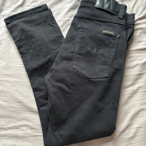 Nudie Jeans - Säljer dessa feta jeans från Nudie!🤩 Storleken är W|32 L|30 Sitter fint och är väldigt snygga nu till vintern/hösten🍂😍 Priset kan diskuteras vid snabb affär💸 