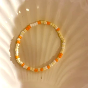 Fall bracelet🍁 - Här är ett billigt höst armband som passar alla💓🐆super elastisk tråd! Happy halloween 👻 