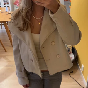 Beige kappa  - Jätte snygg beig kappa från design by si, helt ny endast testad! Köpt för 700kr säljer för 650💗