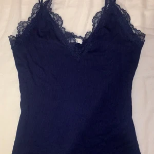 blå och vit linnen med spets - den blåa är xs medan den vita är xxs. jättefina att bara ha på sig eller med en kofta