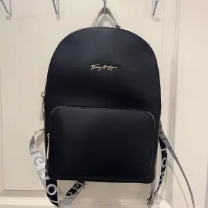 Jag säljer denna super fina Tommy hilfiger ryggsäck som jag fick som present ✨vilket jag aldrig använt.(Tagget hänger kvar + fyllnadsmaterialet ligger kvar), Säljer för 590 kr + frakt (priset kan diskuteras). Tveka inte att kontakta mig 💞