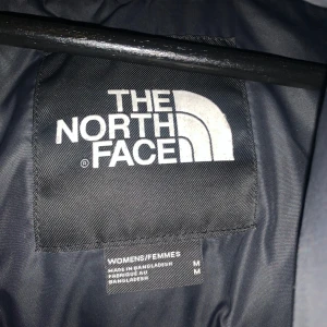 North face jacka - Utmärkt skick, använd några gånger. Tror orginalpriset jag köpte för jackan var 1200-1500kr 
