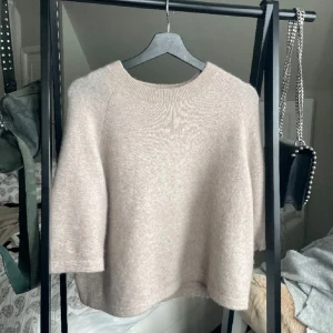 Stickad tshirt - Stickad T-shirt från other stories💓lite nopprig men annars väldigt bra skick!