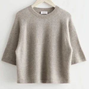 & other storys tröja - Säljer denna jätte fina & other storys tröja i fint skick, säljer då jag inte brukar använda längre☺️☺️