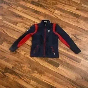 Ariat  - Använd jacka med i fint skick. Ett litet håll men går att sy igen.  Sitter väldigt snyggt och skön  Köpare står för frakt 