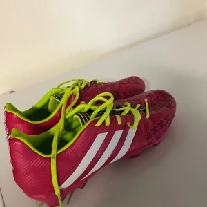 Fotbollskor adidas - Helt oanvända 