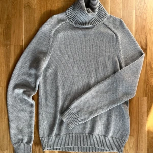 HOPE Zack Sweater - Stickad polotröja från Hope. Använd vid endast ett tillfälle. Jättefint skick! 100% bomull.
