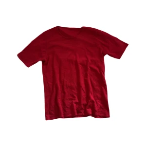 Röd tshirt - Röd kortärmad tshirt, lite hårdare material, står ingen storlek uppskattas till S-M