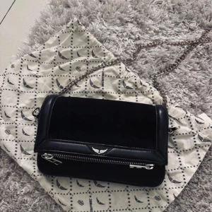 Zadig väska - Säljer nu min mini Zadig väska, aldrig använd men kedjan är bytt därför har den rostat, men den går att byta!!❤️ 