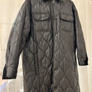 Kappa Stand Studio - Saknar knappar i ärmslut & en mitt på. En extraknapp medföljer. Oversize passar 36-42 beroende på fit. 