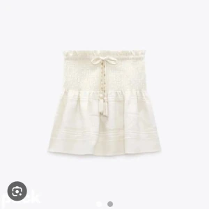 Zara kjol  - Super snygg kjol ifrån zara. Köpte för ungefär 2 år sen, den kommer inte till användning har har nästan aldrig gjort. Dm för bilder på kjolen! 