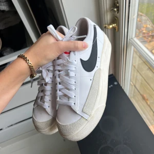 Nike skor  - Använda fåtal gånger, har ej tvättat dem nu men som man kan se på skosnörena är de knappt andvända! 