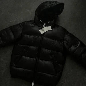 Zara puffer jacka - Säljer en helt ny jacka som inte är använd (med prislapp) som tyvärr blev fel storlek för mig. Slutsåld överallt och väldigt efterfrågad, så hoppas den kan komma till användning hos någon annan! Tveka inte att höra av er vid frågor!