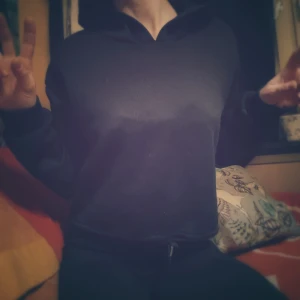Svart croppad  hoodie - Säljer en svart croppad hoodie i bra skick. Den är supermjuk och perfekt för mysiga kvällar eller chill dagar. Hoodien har en klassisk design med långa ärmar och en bekväm passform. Perfekt för höst och vinter!
