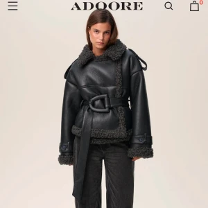 Adoore jacka  - Jacka i skinnimitation från Adoore. Strl Xs, Oversized fit.