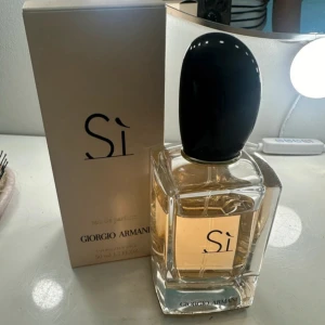 Si parfym  - säljer min si parfym då den inte kommer inte till användning, 50 ml  köpt för ca 1000kr säljer för 500