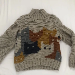 Virkad katttröja - Jättefin tung katttröja köpt här på plick som förtjänar ett nytt hem. Otroligt mysig inför kalla höst/vinterdagar, väldigt tung och skön. Den har samma motiv på fram och baksidan