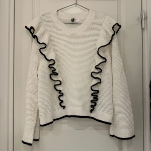 Stickad tröja - Säljer denna fina stickade tröja med fina detaljer från H&M. I princip aldrig använd och därför i nyskick. Går inte att få tag på längre. Mindre i storleken så storlek M/L
