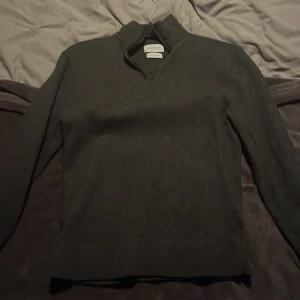 Cashmere tröja  - Supersnygg cashmere tröja. Råkade tvätta den fel så den är numera small eller extra small.