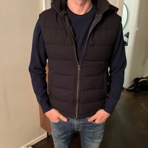 Bruun and stengade väst - Väst ifrån bruun and stengade i helt perfekt skick, säljs då den inte används men är knappt använd Passar både s och m  Väldigt varm så perfekt mot vinter och hösten  Nypris 2400