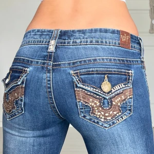 Jeans - Midjemått: 35cm rakt över, innerbenslängd: 80cm 💕