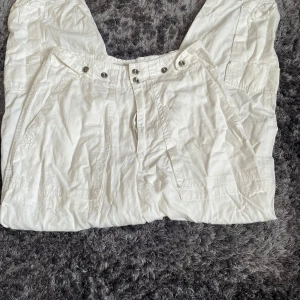 Byxor  - Jag säljer ett par vita byxor. Dom är ifrån IN-WEAR och är i storleken M. Kolla gärna in mina andra varor för att spara pengar och fraktkostnad. 😊