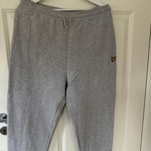 Lyle&Scott mjukisbyxor - Finns 2par Lyle&Scott mjukisbyxor stl XL 150kr/st