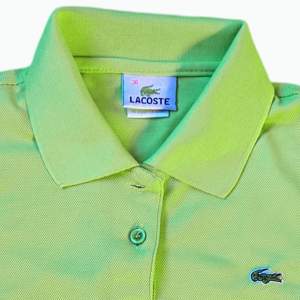 Snygg ljusgrön Lacoste Piké i storlek 36.