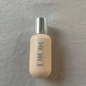 Dior Backstage foundation  - Dior backstage foundation i färgen 0,5N. Testad 3 gånger. 
