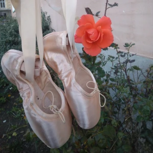 Tåspets ballerina skor 6 1/2 - Tåspets 6 1/2 Endast använd för fotografering Storlek 6 1/2 passar 38 39 finns ett par inne strumpor 🧦 med för tårna 