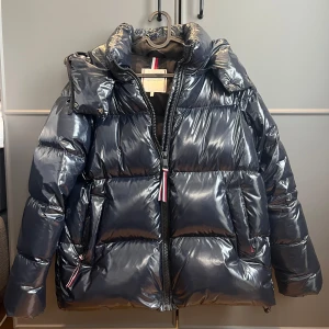 Vinterjacka - Tommy Hilfiger - Jättesnygg och jättevarm vinterjacka!! Den är i väldigt bra skick och man ser inte det slitna på ärmarna!! Mörkblå/svart. Storlek S