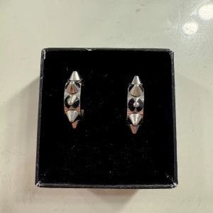 Edblad örhängen  - Säljer dem här örhängena då dem inte kommer till användning