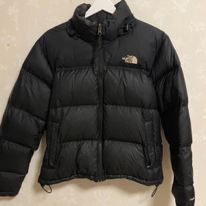 The North Face Jacka - Säljer min älskade jacka som tyvärr blivit för liten för mig. Väldigt bra skick och perfekt passform 😍