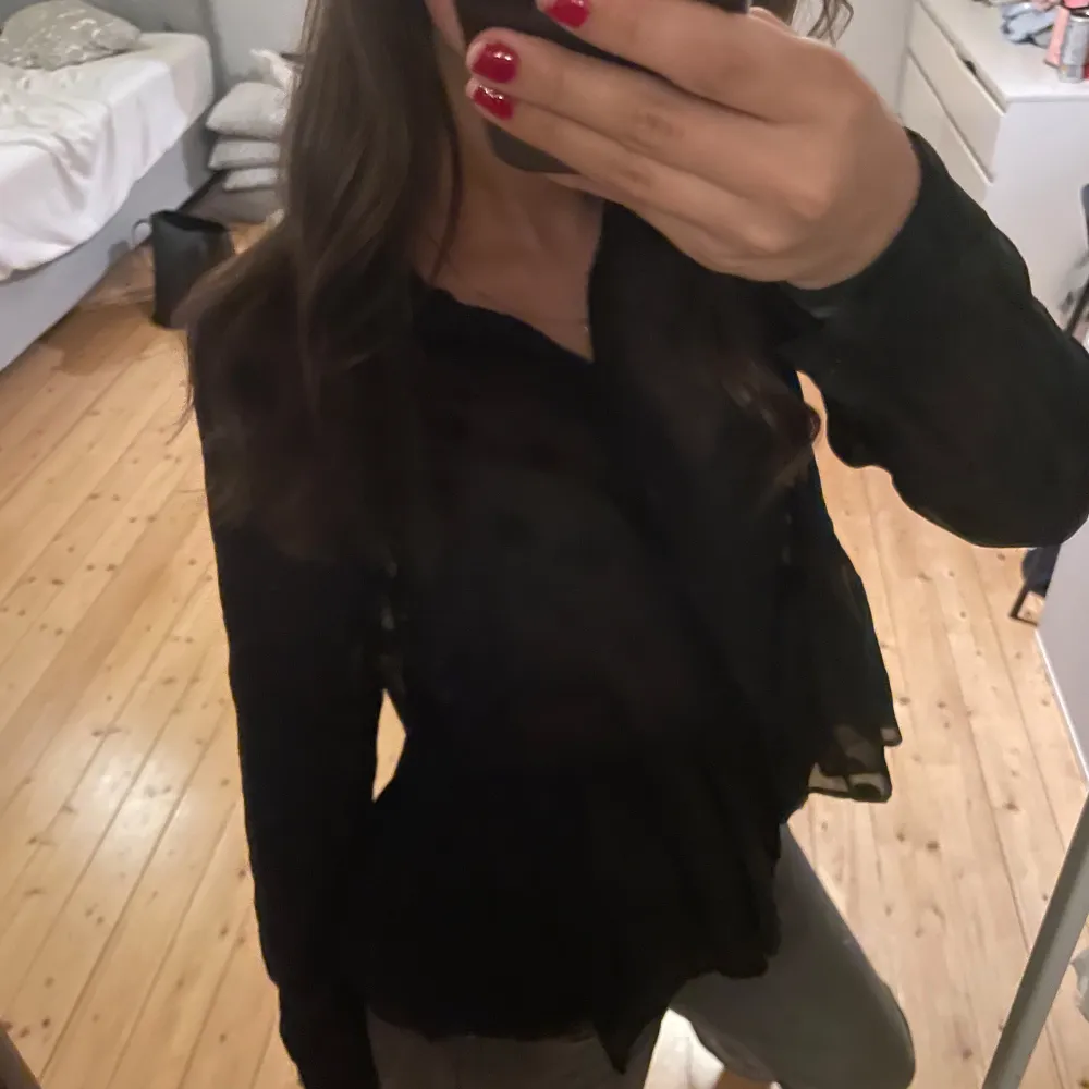 Jättefin lite genomskinlig blus med prickar på. Använd en gång. Säljs pga att den inte är i min stil och använd ej. Märket är Envii. Storleken är mellan en XS och en S. Perfekt för fest.. Puserot.