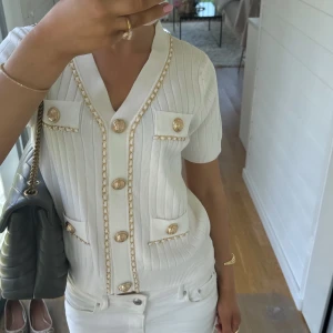 Tröja  - Tröja med guldiga knappar. Helt oanvänd. Onesize men passar xs-s💕