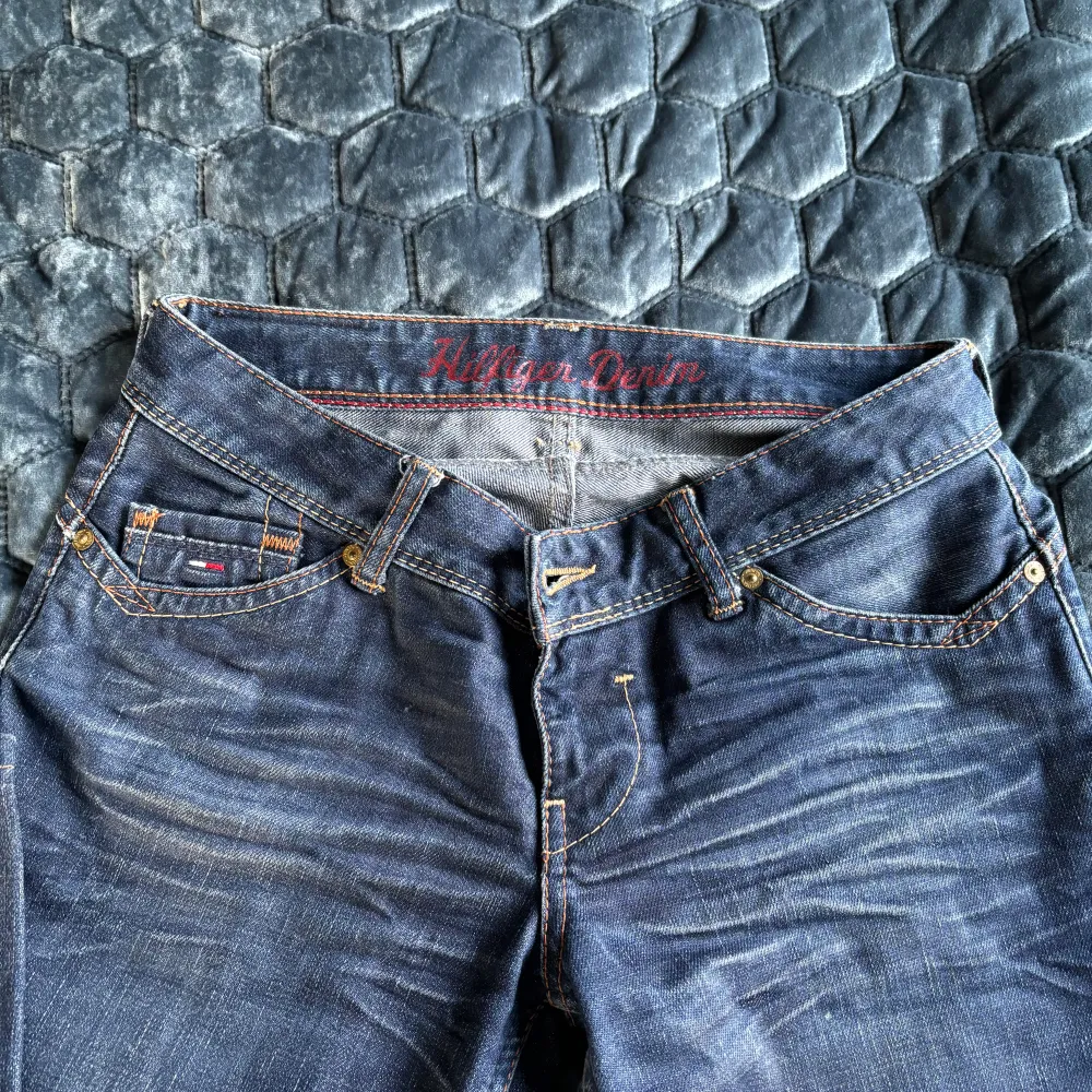 Snygga lågmidjade jeans med raka ben från Hilfiger Denim. Står ingen storlek i men skulle säga 27/28 w, passar mig som har xs/s. Midjemått 36 cm. Jeans & Byxor.