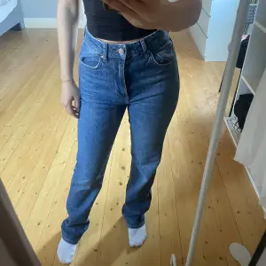 Säljer ett par klassiska blå jeans från Bikbok. De är högmidjade och har en straight passform som ger en tidlös look. Perfekta för både vardag och fest! 🕺