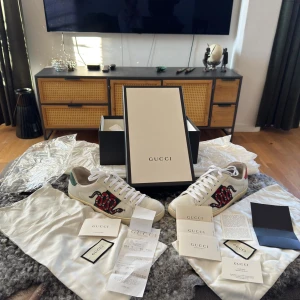 Gucci skor - Säljer dessa feta Gucci skor storlek 45, 28,5cm lång. Nypris: 8000kr skick:7-8 allt ingår på bilder kom dm för frågor och funderingar. 🙌 