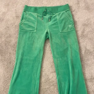 gröna juicy - säljer ett par jättefina juicy couture byxor med fickor där bak, dom är i toppskick och inga hål eller synliga defekter❤️