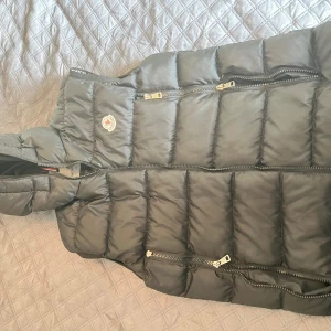 Moncler väst - Storlek M, sitter bra s, använd men bra skick Fungerande qr 