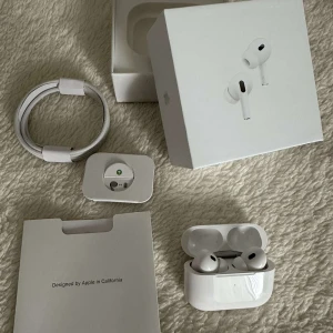 Bluetooth hörlurar  - Bra hörlurar i nytt skick lätta att använda laddbara genom skalet till hörlurarna. 