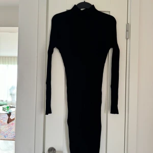 Klänning - En svart, figurnära, ribbad långklänning från Filippa K. Använd några gånger men är i väldigt fint skick💕💕