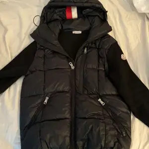 Säljer denna Moncler cardigan den är Köpt 2019 så den går inte att få tag på alltså riktigt sällsynt , köpt på nk , pris kan diskuteras, det är storlek 3 alltså L, kan gå ner i pris, tar emot byte