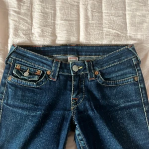 True Religion Jeans - Säljer ett par True Religion Jeans som är för korta för mig. De är storlek 28 men är uppsydda så att de är 86 cm i längden och därför säljer jag de lite billigare.