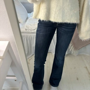 Bootcut jeans - Säljer dessa superfina lowwaist bootcut jeans från Mavi. Modell Bella. De är i storlek 25x32. Jag är 162cm. 