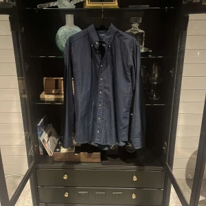 ETON SKJORTA - Tjenare! Säljer nu denna feta skjortan | skick: 9/10 | nypris: 1600 | pris kan diskuteras | Tveka inte på att höra av dig vid ytterligare frågor samt fler/bättre bilder!☺️